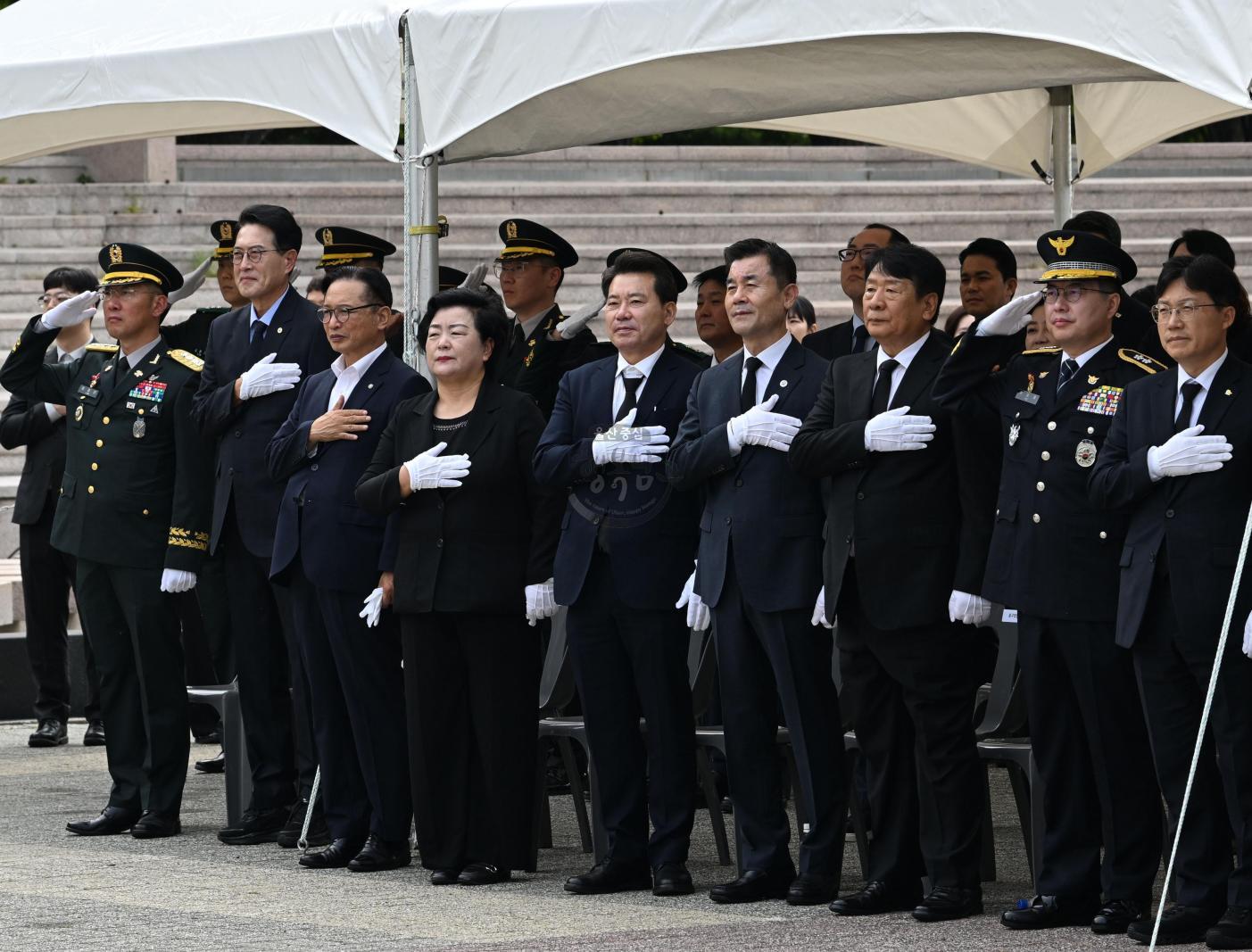 제81주년광복절경축식및항일독릷운동기념탑참배 의 사진
