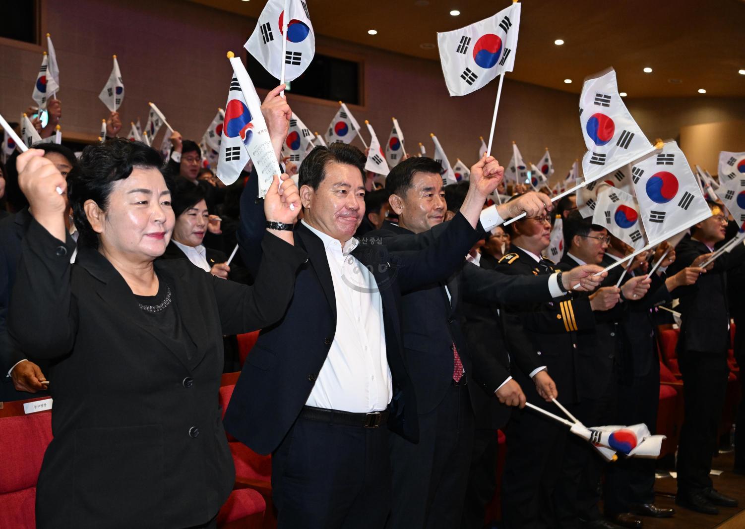 제81주년광복절경축식및항일독릷운동기념탑참배 의 사진