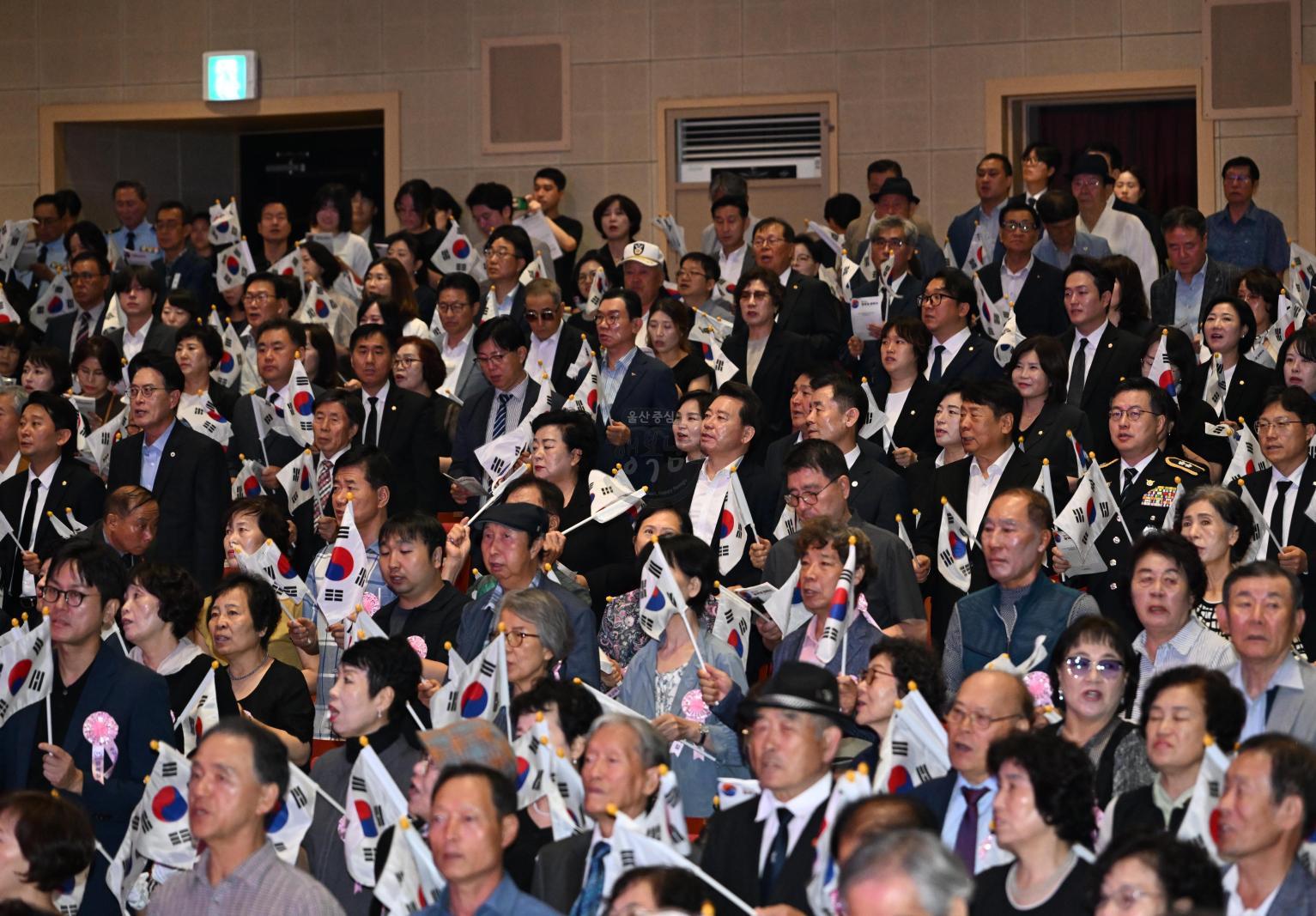 제81주년광복절경축식및항일독릷운동기념탑참배 의 사진