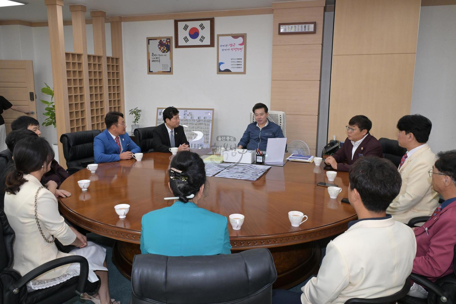 대한민국팔각회 울산광역시지구 임원진 내방 의 사진