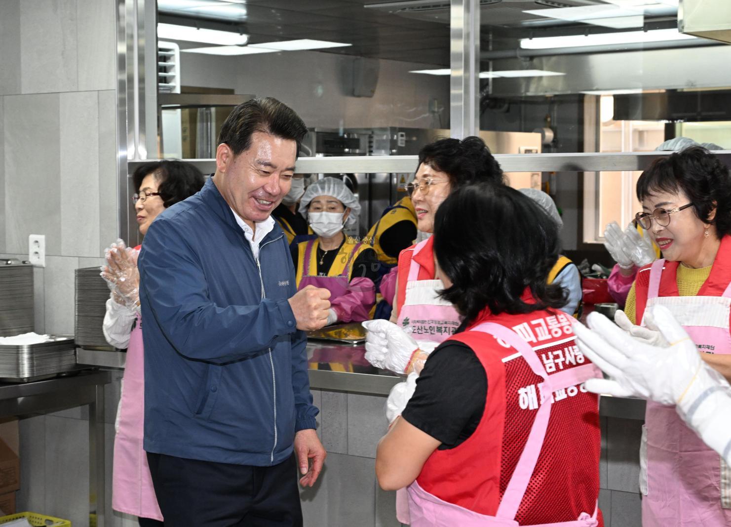 노인복지관 추석 위문방문(문수실버복지관, 선암호수노인복지관, 도산노인복지관) 의 사진