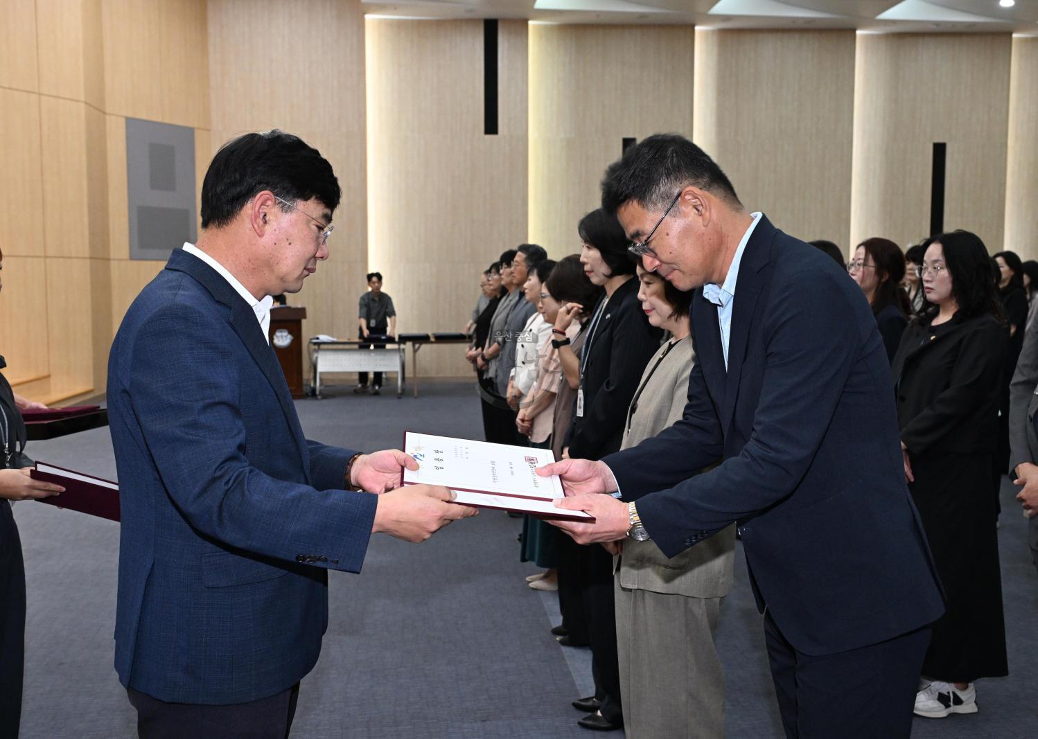 수시인사임용장교부 의 사진
