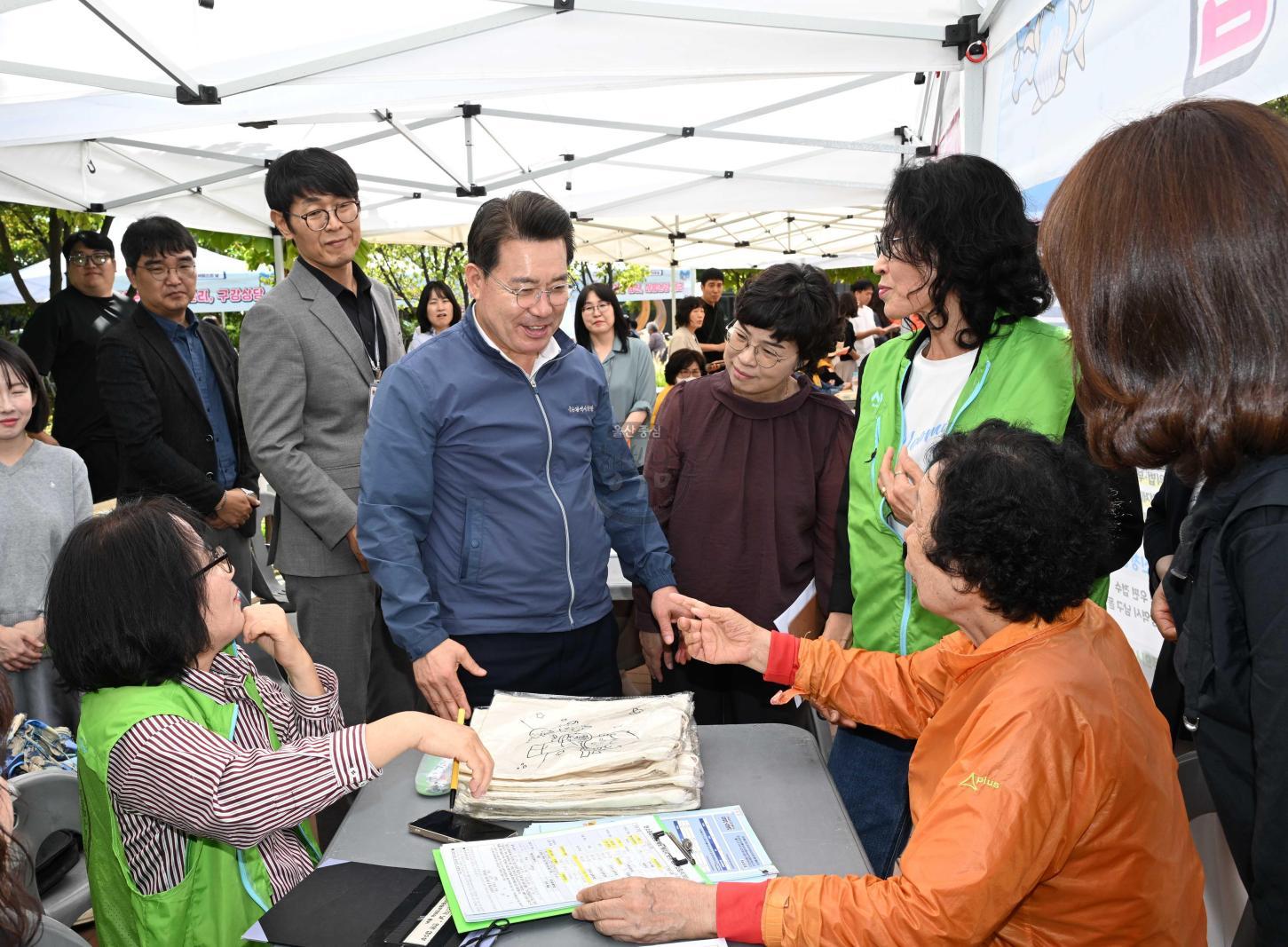 베스트행정 서비스의 날 행사(신정3동) 의 사진