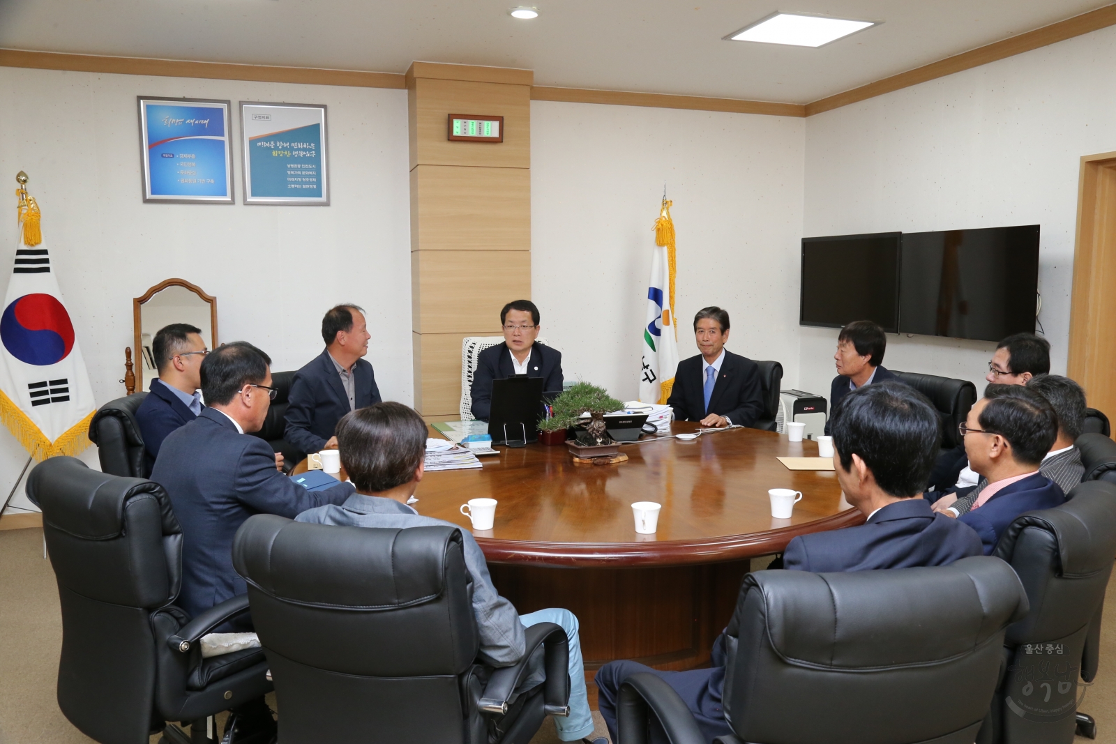 전통시장.대형마트 관내 저소득층 불우이웃돕기 물품 전달식 의 사진