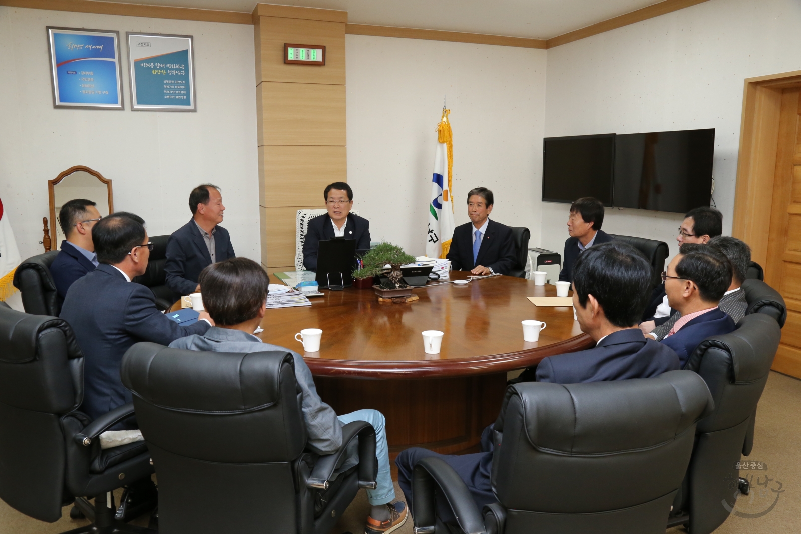 전통시장.대형마트 관내 저소득층 불우이웃돕기 물품 전달식 의 사진