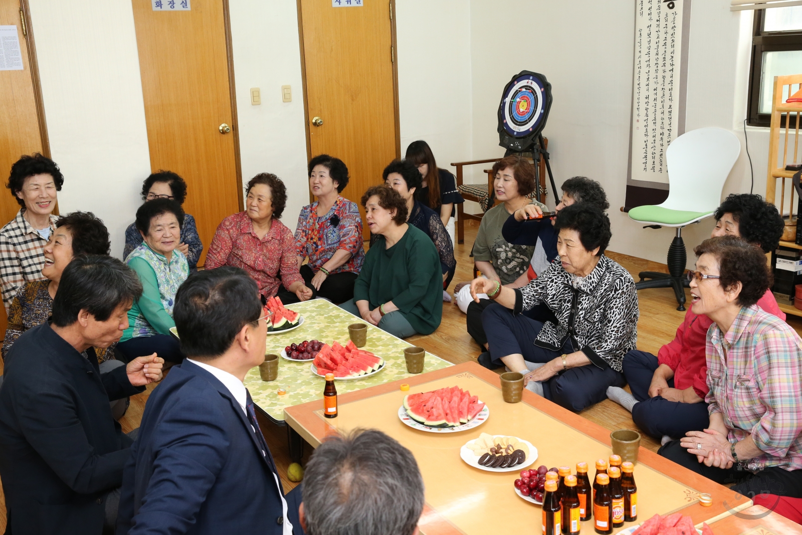 주민들과의 간담회 의 사진