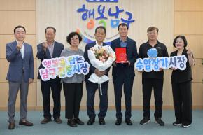 수암상가시장 상인회 감사패 전달 사진