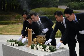 제81주년광복절경축식및항일독릷운동기념탑참배 사진